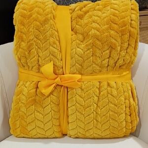Luxurious Yellow Chevron Throw Blanket